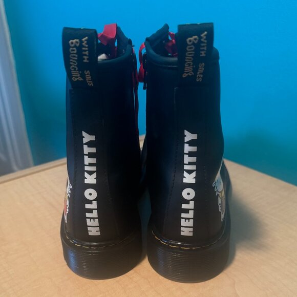 Dr. Martens x Hello Kitty combat boots ~ 7 ~ rare - Picture 6 of 8